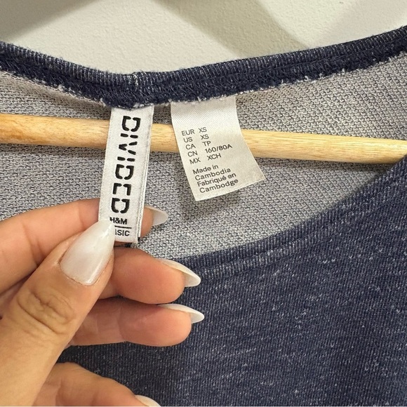 H&M Blue 3/4 Sleeve Relaxed Fit Tee - Picture 2 of 10